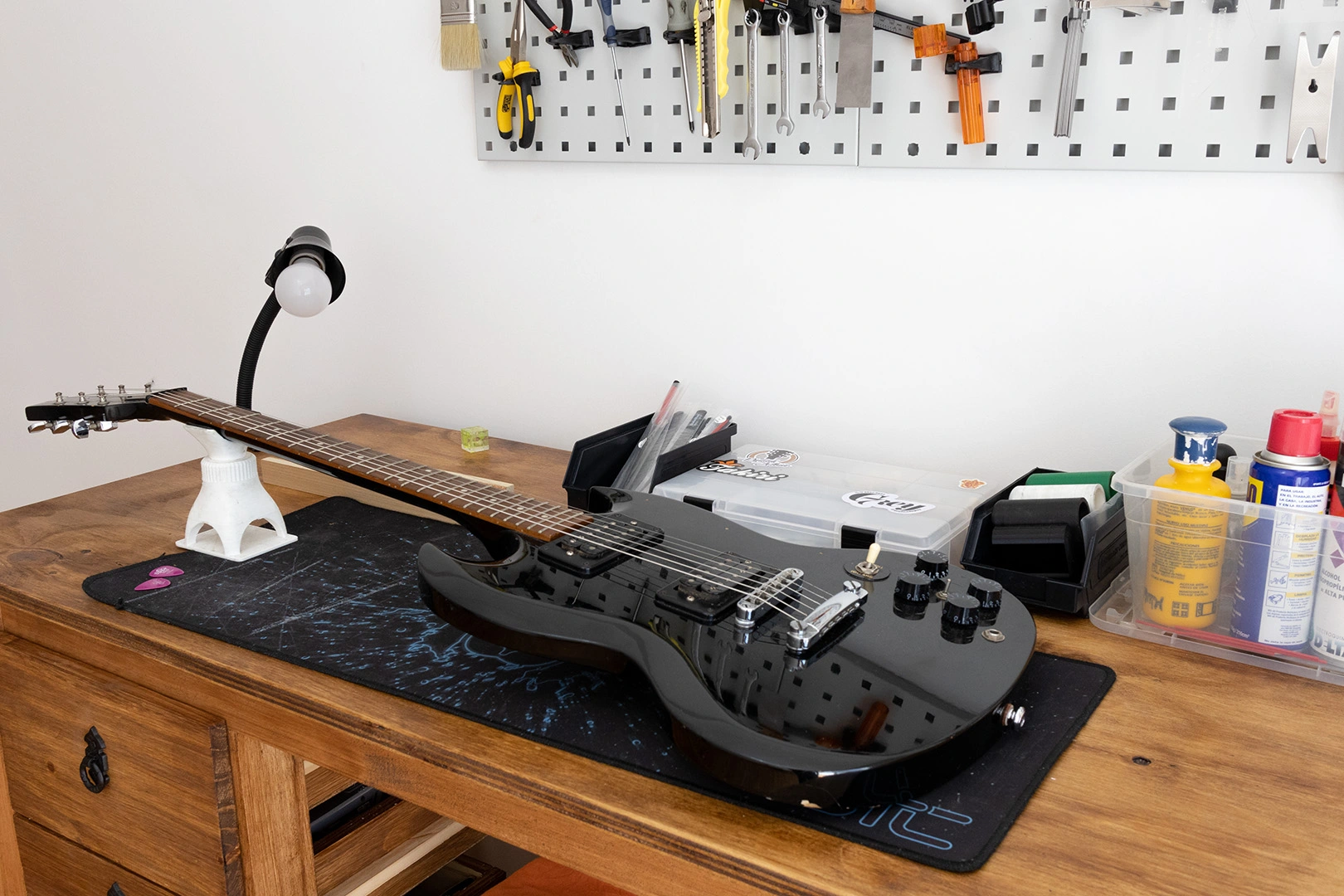 Calibración y modificación eléctronica de guitarra eléctrica tipo SG en el taller