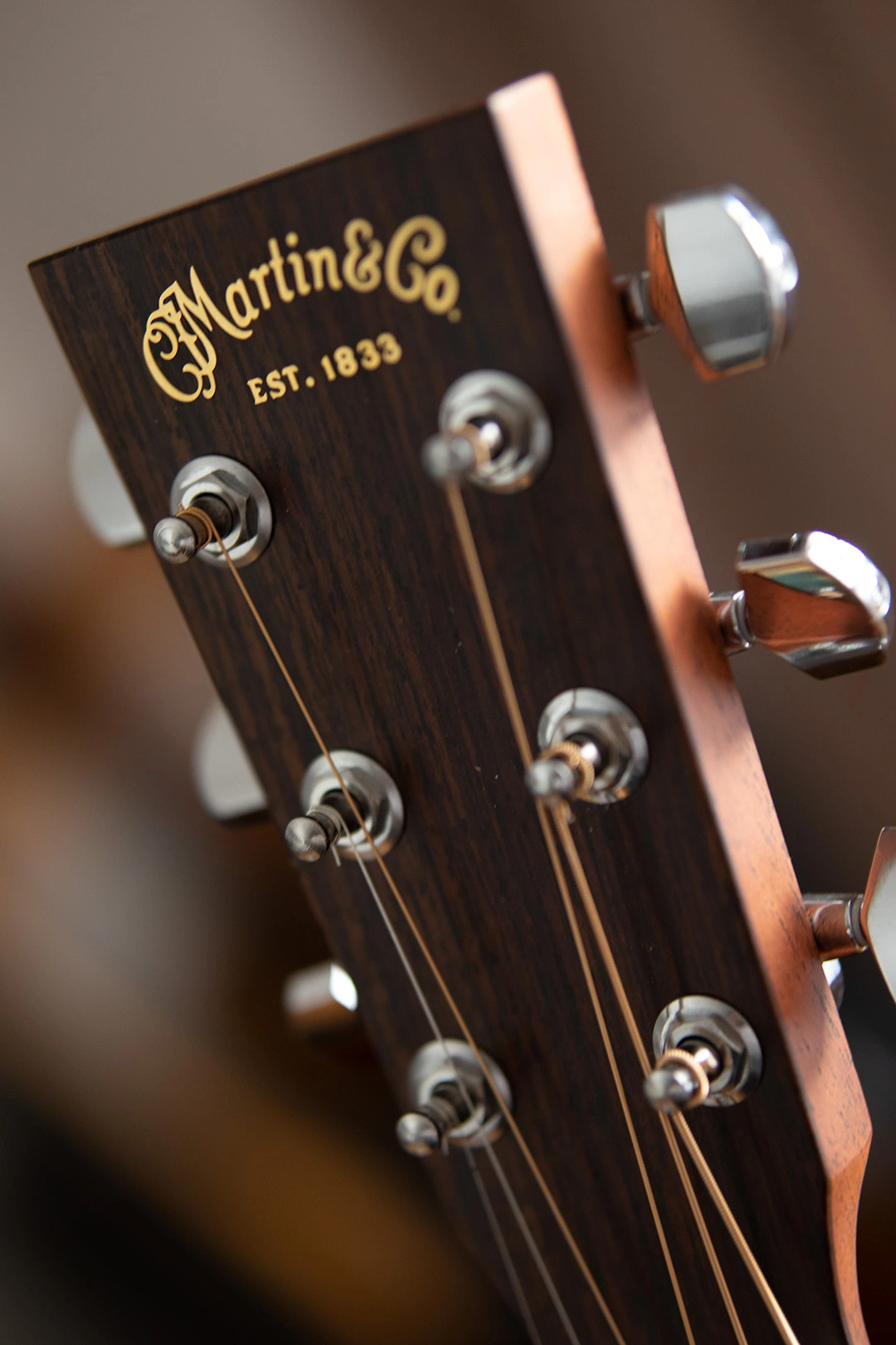 Headstock de guitarra Martin & Co en taller de luthería